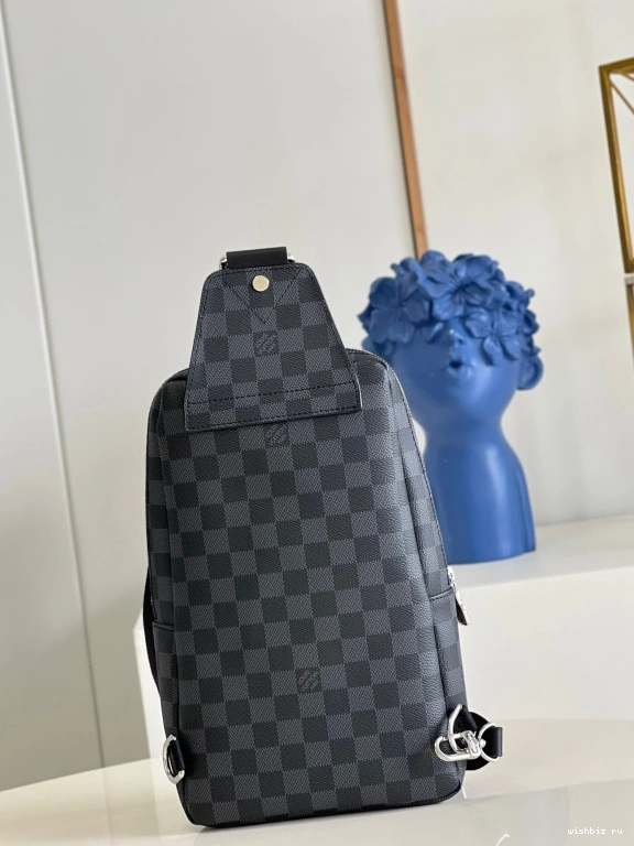 WIS VUITTON AVENUE LOUIS SLINGBAG 0824